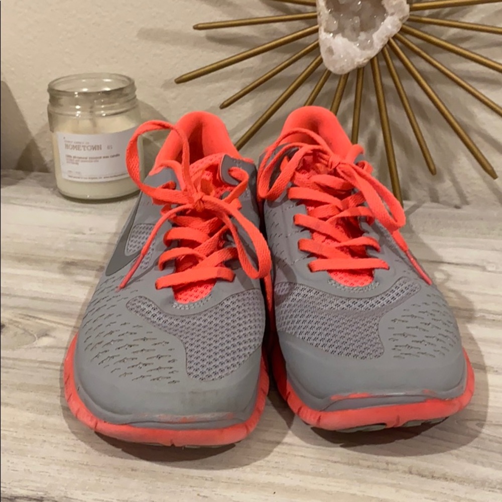 Grey and hot pink Nike Free Runs - Picture 2 of 3